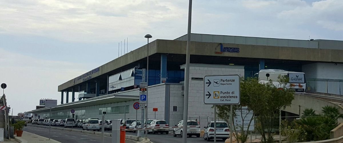 TUI fly HOG Terminal – Frank Paìs Airport